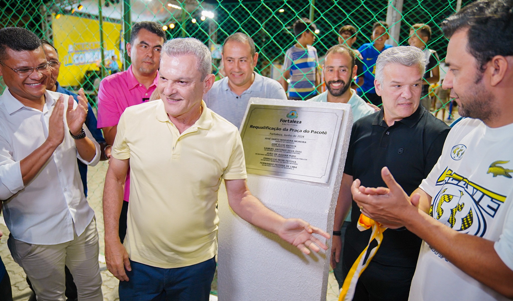 sarto descerra a placa de inauguração da praça